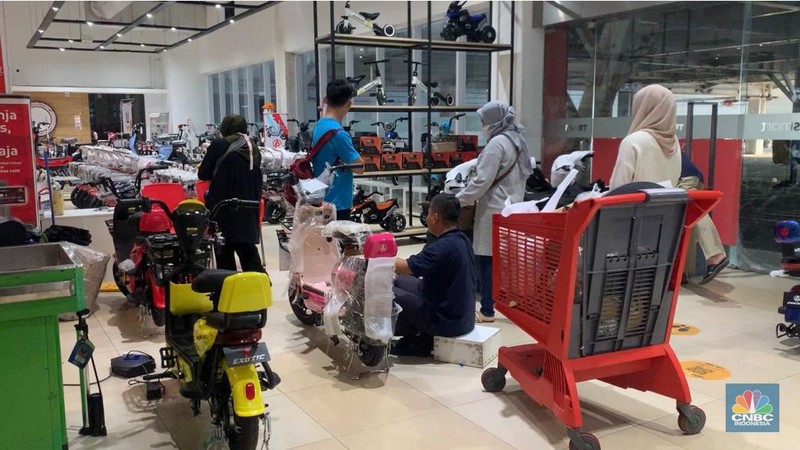 Pengunjung berbelanja elektronik di Transmart Cempaka, Jakarta, Selasa (8/8/2023). Transmart kembali membuat gebrakan. Transmart Full Day Sale dimulai hari ini. Event yang digelar di seluruh Transmart Indonesia dimulai saat toko buka hingga pukul 22.00 waktu setempat. (CNBC Indonesia/Tri Susilo)