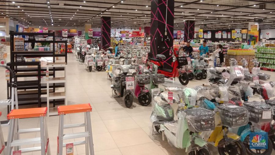 Program pesta diskon besar-besaran Transmart Full Day Sale kembali hadir memanjakan pelanggan setia pada Selasa (8/8/2023).  (CNBC Indonesia/Eqqi Syahputra)