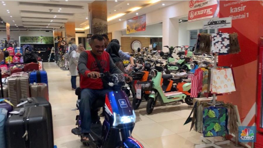 Program pesta diskon besar-besaran Transmart Full Day Sale kembali hadir memanjakan pelanggan setia pada Selasa (8/8/2023).  (CNBC Indonesia/Eqqi Syahputra)