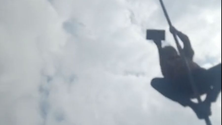Seorang guru di Lombok Tengah nekat memanjat tiang bendera untuk mendapatkan sinyal agar bisa absensi daring. (Tangkapan Layar Tiktok @Lensamandalika)