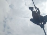 Susah Sinyal, Guru di Lombok Panjat Tiang demi Absen Online