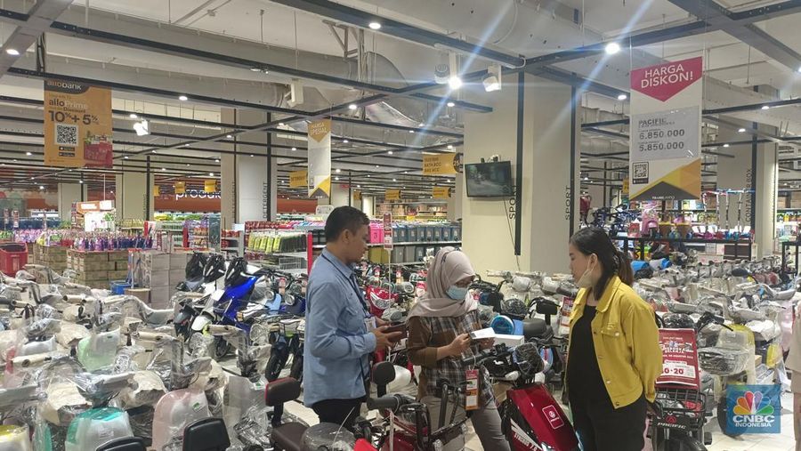 Seorang pengunjung Transmart Kota Kasablanka, Jakarta Selatan menyempatkan waktu di sela jam istirahatnya untuk membeli sepeda listrik dalam promo diskon gede-gedean di Transmart Full Day Sale pada (8/8/2023). (CNBC Indonesia/Martyasari Rizky)