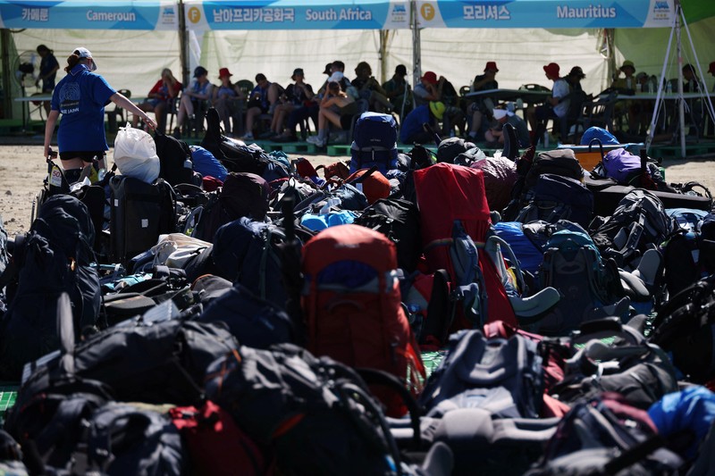 Anggota pramuka Inggris meninggalkan perkemahan Jambore Pramuka Dunia di Buan, Korea Selatan, Minggu, 6 Agustus 2023. Korea Selatan bersiap untuk mengevakuasi puluhan ribu pramuka dari lokasi jambore pesisir saat Badai Tropis Khanun mengancam, kata pejabat pramuka dunia, Senin . (Choe Young-soo/Yonhap via AP)