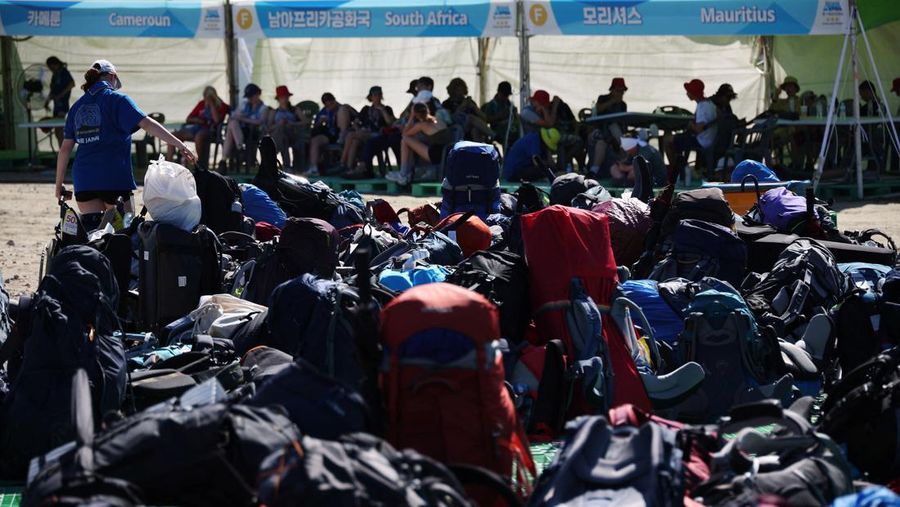 Anggota pramuka Inggris meninggalkan perkemahan Jambore Pramuka Dunia di Buan, Korea Selatan, Minggu, 6 Agustus 2023. Korea Selatan bersiap untuk mengevakuasi puluhan ribu pramuka dari lokasi jambore pesisir saat Badai Tropis Khanun mengancam, kata pejabat pramuka dunia, Senin . (Choe Young-soo/Yonhap via AP)