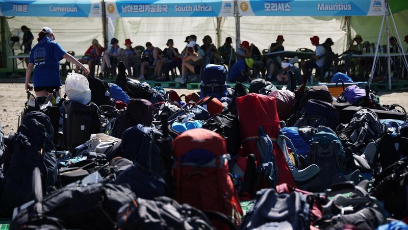 Anggota pramuka Inggris meninggalkan perkemahan Jambore Pramuka Dunia di Buan, Korea Selatan, Minggu, 6 Agustus 2023. Korea Selatan bersiap untuk mengevakuasi puluhan ribu pramuka dari lokasi jambore pesisir saat Badai Tropis Khanun mengancam, kata pejabat pramuka dunia, Senin . (Choe Young-soo/Yonhap via AP)