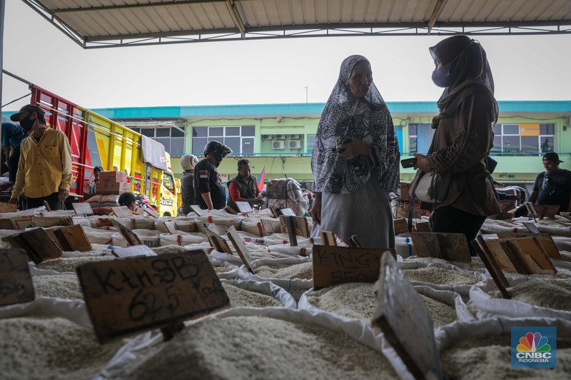 Suasana aktivitas bongkar muat beras di Pasar Induk Beras Cipinang, Jakarta Timur, Selasa (8/8/2023). Suasana aktivitas bongkar muat beras di Pasar Induk Beras Cipinang, Jakarta Timur, Selasa (8/8/2023). (CNBC Indonesia/Faisal Rahman)
