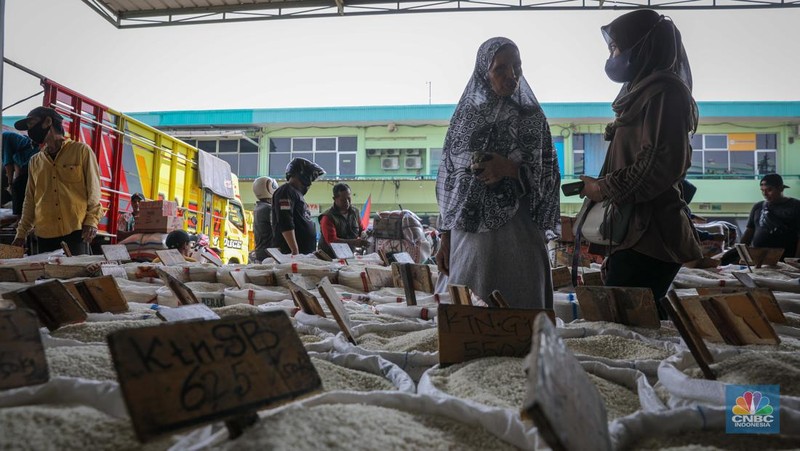 Suasana aktivitas bongkar muat beras di Pasar Induk Beras Cipinang, Jakarta Timur, Selasa (8/8/2023). (CNBC Indonesia/Faisal Rahman)