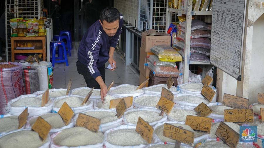 Suasana aktivitas bongkar muat beras di Pasar Induk Beras Cipinang, Jakarta Timur, Selasa (8/8/2023). (CNBC Indonesia/Faisal Rahman)