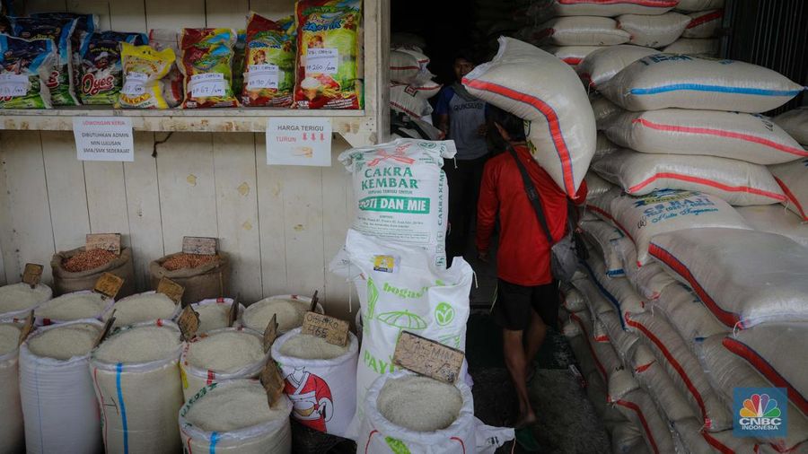 Suasana aktivitas bongkar muat beras di Pasar Induk Beras Cipinang, Jakarta Timur, Selasa (8/8/2023). (CNBC Indonesia/Faisal Rahman)