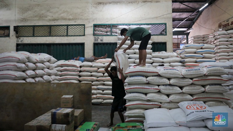 Suasana aktivitas bongkar muat beras di Pasar Induk Beras Cipinang, Jakarta Timur, Selasa (8/8/2023). (CNBC Indonesia/Faisal Rahman)