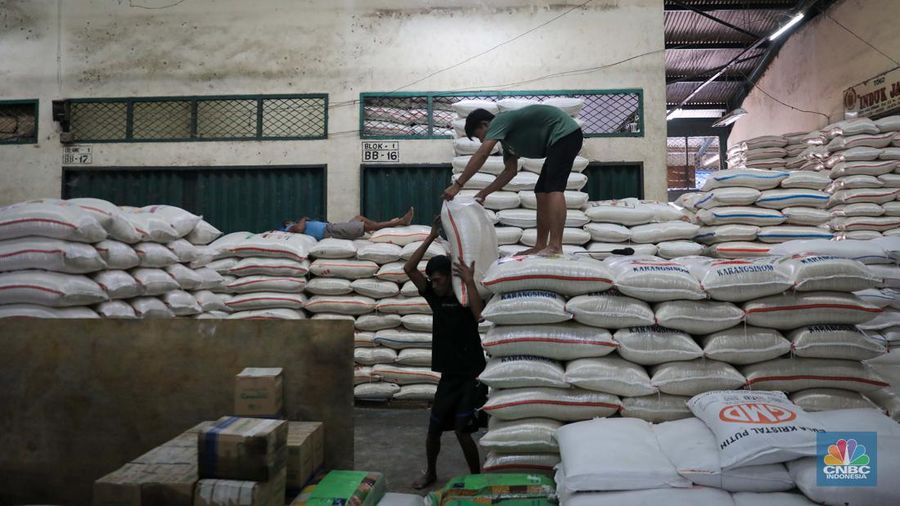 Suasana aktivitas bongkar muat beras di Pasar Induk Beras Cipinang, Jakarta Timur, Selasa (8/8/2023). (CNBC Indonesia/Faisal Rahman)