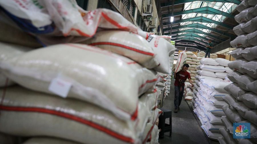 Suasana aktivitas bongkar muat beras di Pasar Induk Beras Cipinang, Jakarta Timur, Selasa (8/8/2023). (վ/Faisal Rahman)