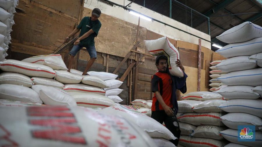 Suasana aktivitas bongkar muat beras di Pasar Induk Beras Cipinang, Jakarta Timur, Selasa (8/8/2023). (CNBC Indonesia/Faisal Rahman)