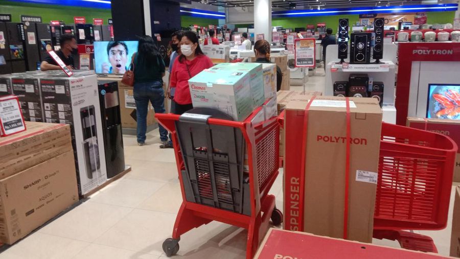 Transmart Cempaka Putih pada Selasa (8/8/2023) terpantau cukup ramai dikunjungi pelanggan, terutama di bagian penjualan barang elektronik. (CNBC Indonesia/Eqqi Syah Putra)