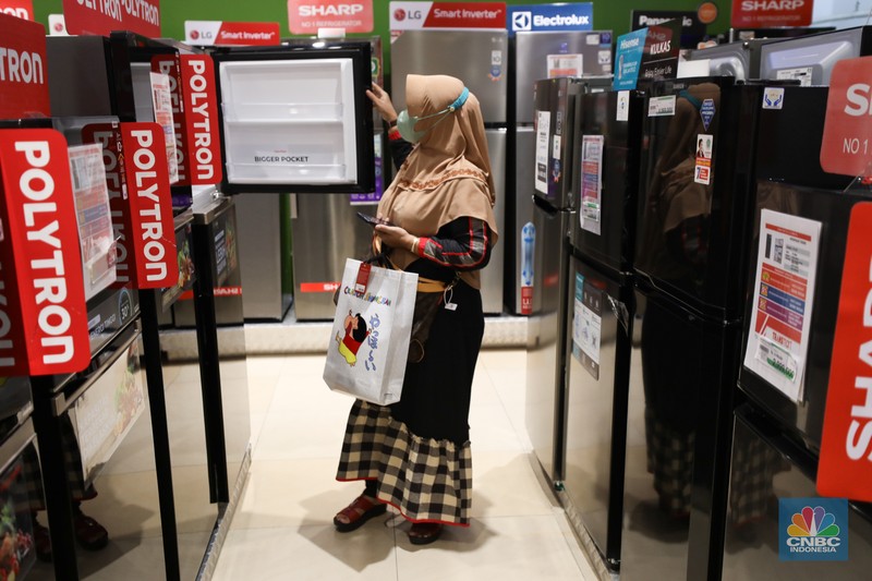 Transmart Full Day Sale (CNBC Indonesia/Tri Susilo) Warga berbelanja elektronik di Transmart Cempaka Putih, Jakarta, Selasa (8/8/2023). Transmart kembali membuat gebrakan. Transmart Full Day Sale dimulai hari ini. Event yang digelar di seluruh Transmart Indonesia dimulai saat toko buka hingga pukul 22.00 waktu setempat. (CNBC Indonesia/Tri Susilo)