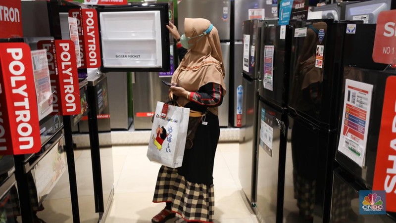 Warga berbelanja elektronik di Transmart Cempaka Putih, Jakarta, Selasa (8/8/2023). Transmart kembali membuat gebrakan. Transmart Full Day Sale dimulai hari ini. Event yang digelar di seluruh Transmart Indonesia dimulai saat toko buka hingga pukul 22.00 waktu setempat. (CNBC Indonesia/Tri Susilo)