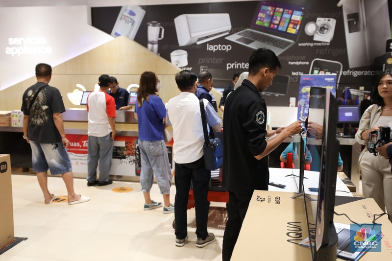 Transmart Full Day Sale Pengunjung berbelanja elektronik di Transmart Cempaka, Jakarta, Selasa (8/8/2023). Transmart kembali membuat gebrakan. Transmart Full Day Sale dimulai hari ini. Event yang digelar di seluruh Transmart Indonesia dimulai saat toko buka hingga pukul 22.00 waktu setempat. (CNBC Indonesia/Tri Susilo)