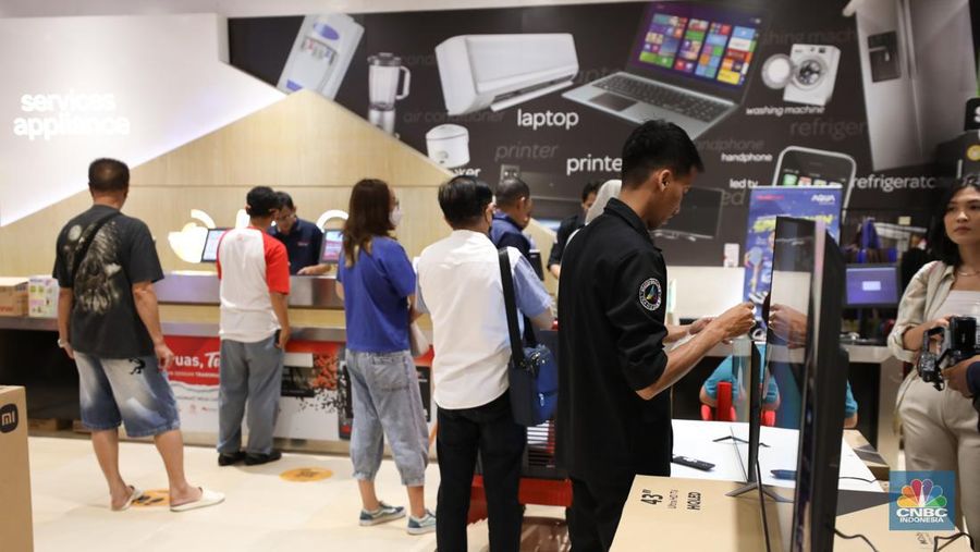 Pengunjung berbelanja elektronik di Transmart Cempaka, Jakarta, Selasa (8/8/2023). Transmart kembali membuat gebrakan. Transmart Full Day Sale dimulai hari ini. Event yang digelar di seluruh Transmart Indonesia dimulai saat toko buka hingga pukul 22.00 waktu setempat. (CNBC Indonesia/Tri Susilo)