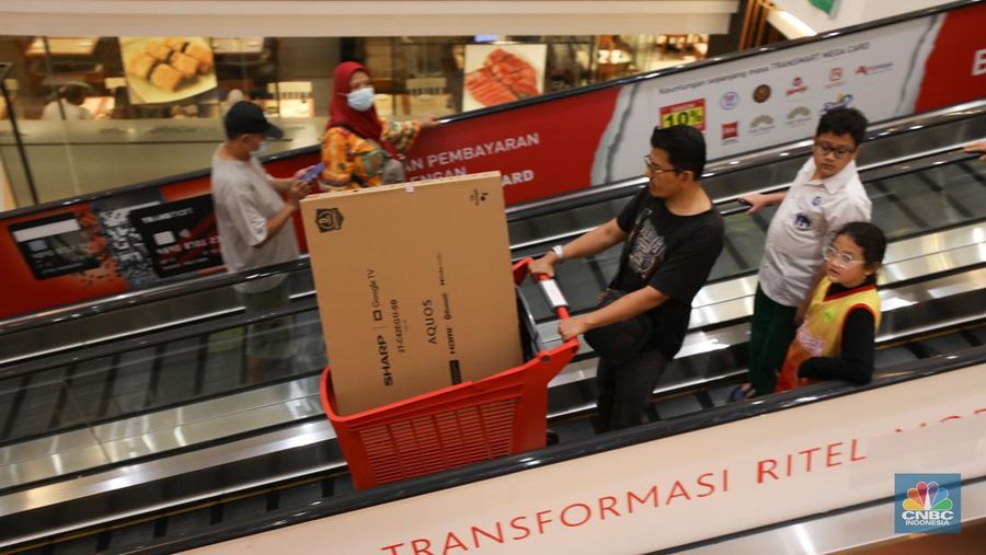 Pengunjung berbelanja elektronik di Transmart Cempaka, Jakarta, Selasa (8/8/2023). Transmart kembali membuat gebrakan. Transmart Full Day Sale dimulai hari ini. Event yang digelar di seluruh Transmart Indonesia dimulai saat toko buka hingga pukul 22.00 waktu setempat. (CNBC Indonesia/Tri Susilo)