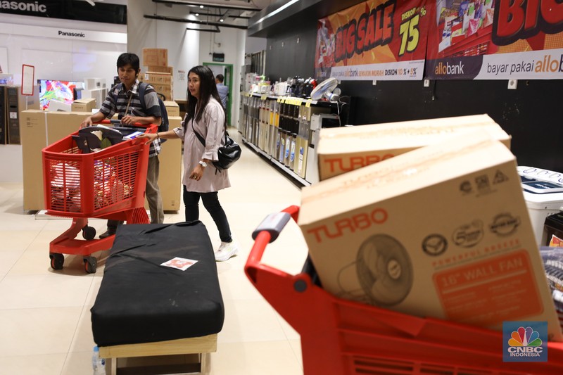 Transmart Full Day Sale Pengunjung berbelanja elektronik di Transmart Cempaka, Jakarta, Selasa (8/8/2023). Transmart kembali membuat gebrakan. Transmart Full Day Sale dimulai hari ini. Event yang digelar di seluruh Transmart Indonesia dimulai saat toko buka hingga pukul 22.00 waktu setempat. (CNBC Indonesia/Tri Susilo)