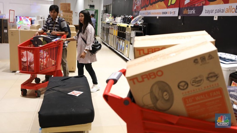 Pengunjung berbelanja elektronik di Transmart Cempaka, Jakarta, Selasa (8/8/2023). Transmart kembali membuat gebrakan. Transmart Full Day Sale dimulai hari ini. Event yang digelar di seluruh Transmart Indonesia dimulai saat toko buka hingga pukul 22.00 waktu setempat. (CNBC Indonesia/Tri Susilo)