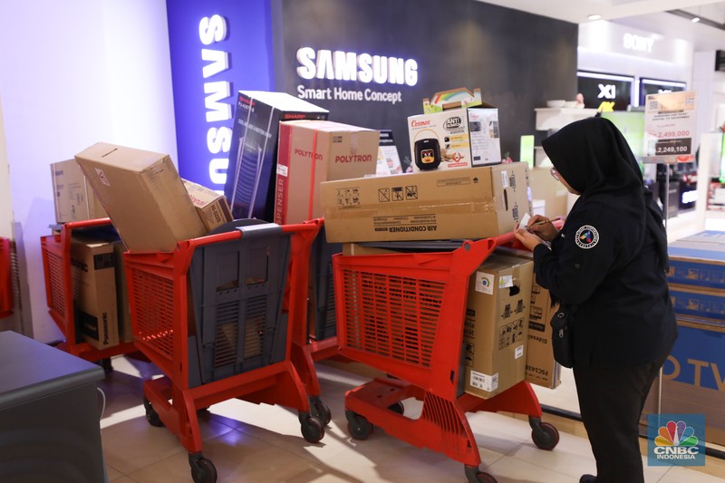 Transmart Full Day Sale Pengunjung berbelanja elektronik di Transmart Cempaka, Jakarta, Selasa (8/8/2023). Transmart kembali membuat gebrakan. Transmart Full Day Sale dimulai hari ini. Event yang digelar di seluruh Transmart Indonesia dimulai saat toko buka hingga pukul 22.00 waktu setempat. (CNBC Indonesia/Tri Susilo)