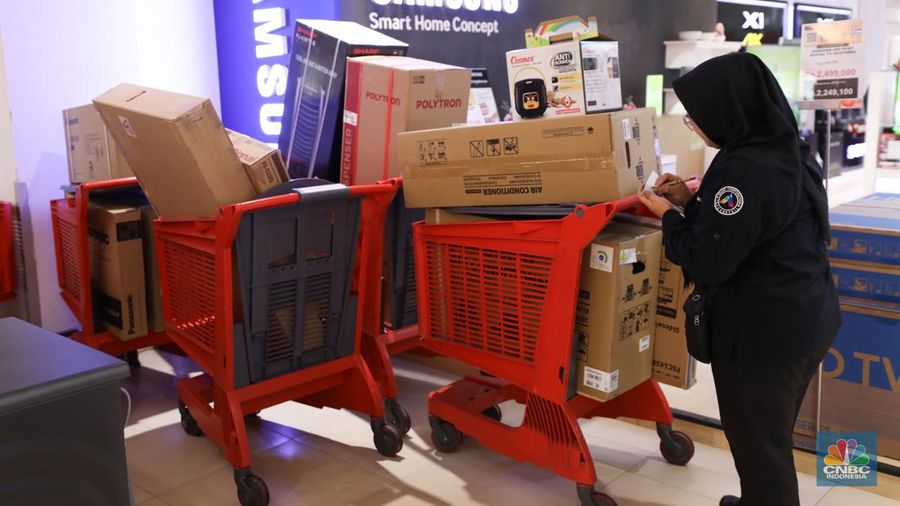 Pengunjung berbelanja elektronik di Transmart Cempaka, Jakarta, Selasa (8/8/2023). Transmart kembali membuat gebrakan. Transmart Full Day Sale dimulai hari ini. Event yang digelar di seluruh Transmart Indonesia dimulai saat toko buka hingga pukul 22.00 waktu setempat. (CNBC Indonesia/Tri Susilo)
