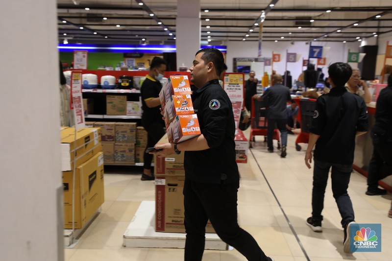 Transmart Full Day Sale (CNBC Indonesia/Tri Susilo) Warga berbelanja elektronik di Transmart Cempaka Putih, Jakarta, Selasa (8/8/2023). Transmart kembali membuat gebrakan. Transmart Full Day Sale dimulai hari ini. Event yang digelar di seluruh Transmart Indonesia dimulai saat toko buka hingga pukul 22.00 waktu setempat. (CNBC Indonesia/Tri Susilo)