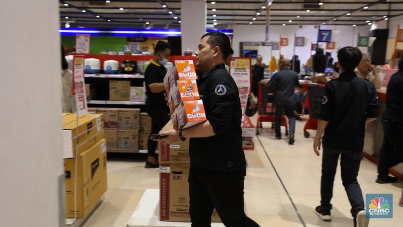 Warga berbelanja elektronik di Transmart Cempaka Putih, Jakarta, Selasa (8/8/2023). Transmart kembali membuat gebrakan. Transmart Full Day Sale dimulai hari ini. Event yang digelar di seluruh Transmart Indonesia dimulai saat toko buka hingga pukul 22.00 waktu setempat. (CNBC Indonesia/Tri Susilo)