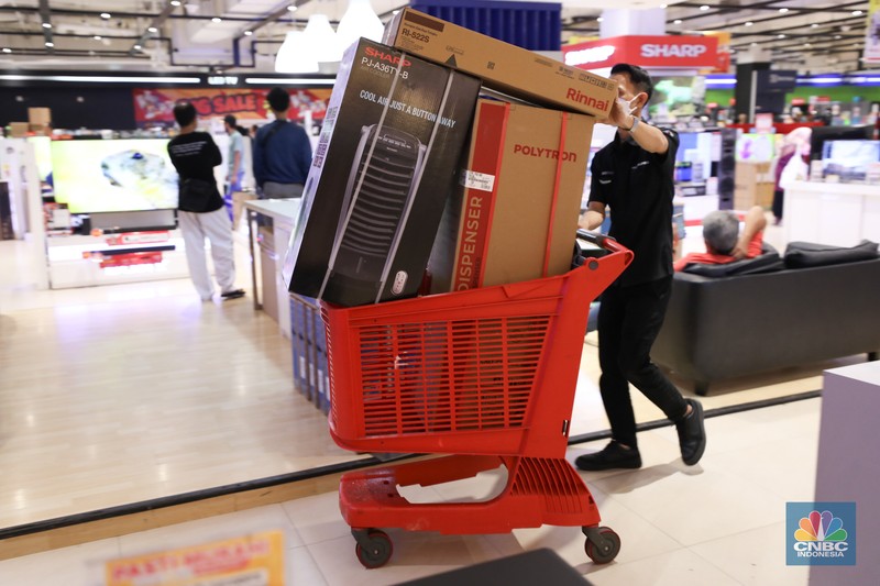 Transmart Full Day Sale (CNBC Indonesia/Tri Susilo) Warga berbelanja elektronik di Transmart Cempaka Putih, Jakarta, Selasa (8/8/2023). Transmart kembali membuat gebrakan. Transmart Full Day Sale dimulai hari ini. Event yang digelar di seluruh Transmart Indonesia dimulai saat toko buka hingga pukul 22.00 waktu setempat. (CNBC Indonesia/Tri Susilo)