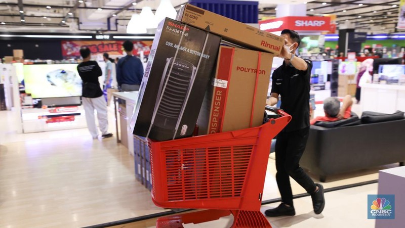 Warga berbelanja elektronik di Transmart Cempaka Putih, Jakarta, Selasa (8/8/2023). Transmart kembali membuat gebrakan. Transmart Full Day Sale dimulai hari ini. Event yang digelar di seluruh Transmart Indonesia dimulai saat toko buka hingga pukul 22.00 waktu setempat. (CNBC Indonesia/Tri Susilo)