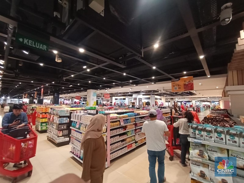 Transmart Full Day Sale (CNBC Indonesia/Eqqi Syahputra)