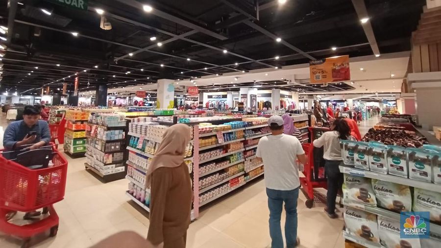 Transmart Full Day Sale (CNBC Indonesia/Eqqi Syahputra)