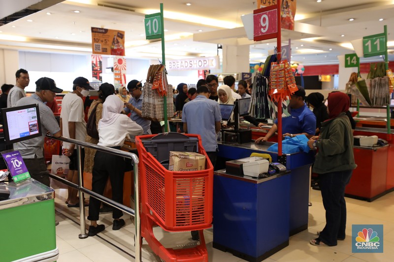 Transmart Full Day Sale (CNBC Indonesia/Tri Susilo) Warga berbelanja elektronik di Transmart Cempaka Putih, Jakarta, Selasa (8/8/2023). Transmart kembali membuat gebrakan. Transmart Full Day Sale dimulai hari ini. Event yang digelar di seluruh Transmart Indonesia dimulai saat toko buka hingga pukul 22.00 waktu setempat. (CNBC Indonesia/Tri Susilo)