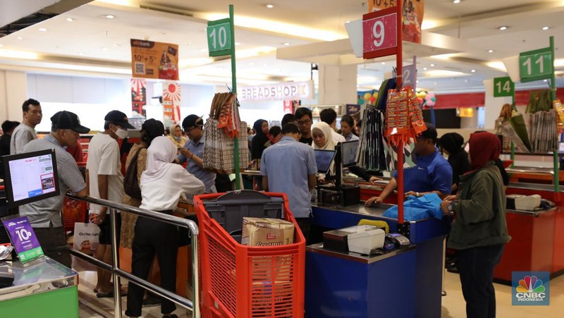 Warga berbelanja elektronik di Transmart Cempaka Putih, Jakarta, Selasa (8/8/2023). Transmart kembali membuat gebrakan. Transmart Full Day Sale dimulai hari ini. Event yang digelar di seluruh Transmart Indonesia dimulai saat toko buka hingga pukul 22.00 waktu setempat. (CNBC Indonesia/Tri Susilo)