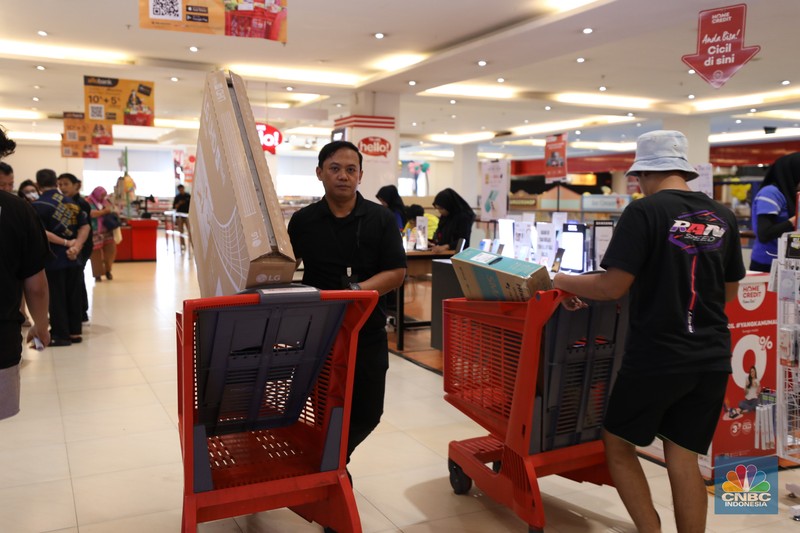 Transmart Full Day Sale (CNBC Indonesia/Tri Susilo) Warga berbelanja elektronik di Transmart Cempaka Putih, Jakarta, Selasa (8/8/2023). Transmart kembali membuat gebrakan. Transmart Full Day Sale dimulai hari ini. Event yang digelar di seluruh Transmart Indonesia dimulai saat toko buka hingga pukul 22.00 waktu setempat. (CNBC Indonesia/Tri Susilo)