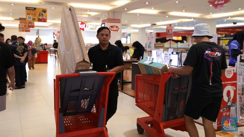 Warga berbelanja elektronik di Transmart Cempaka Putih, Jakarta, Selasa (8/8/2023). Transmart kembali membuat gebrakan. Transmart Full Day Sale dimulai hari ini. Event yang digelar di seluruh Transmart Indonesia dimulai saat toko buka hingga pukul 22.00 waktu setempat. (CNBC Indonesia/Tri Susilo)