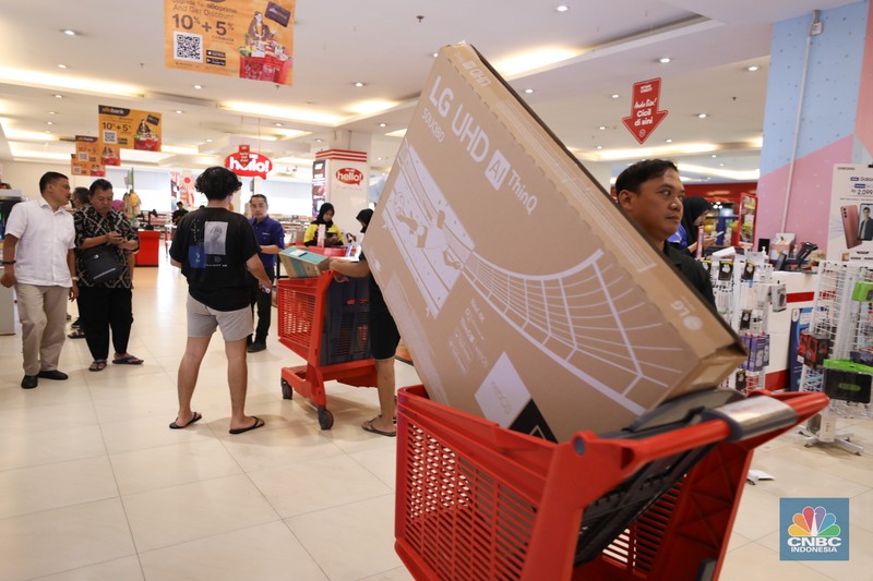 Warga berbelanja elektronik di Transmart Cempaka Putih, Jakarta, Selasa (8/8/2023). Transmart kembali membuat gebrakan. Transmart Full Day Sale dimulai hari ini. Event yang digelar di seluruh Transmart Indonesia dimulai saat toko buka hingga pukul 22.00 waktu setempat. (CNBC Indonesia/Tri Susilo)