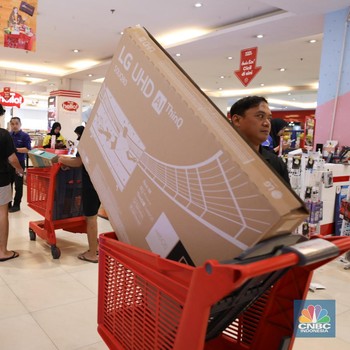 Warga Borong Alat Elektronik di Transmart Full Day Sale