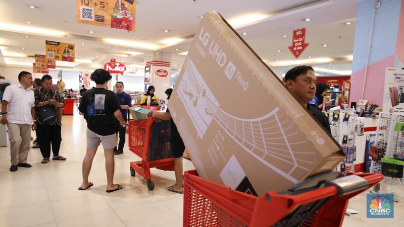 Warga berbelanja elektronik di Transmart Cempaka Putih, Jakarta, Selasa (8/8/2023). Transmart kembali membuat gebrakan. Transmart Full Day Sale dimulai hari ini. Event yang digelar di seluruh Transmart Indonesia dimulai saat toko buka hingga pukul 22.00 waktu setempat. (CNBC Indonesia/Tri Susilo)