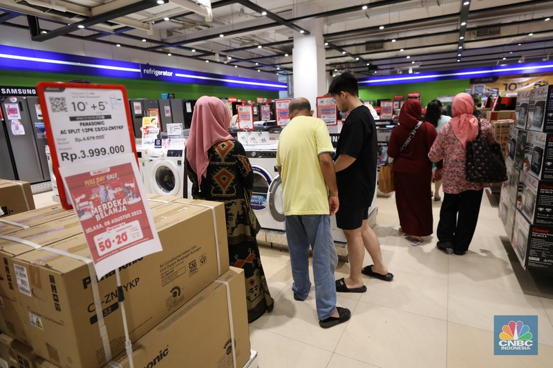 Transmart Full Day Sale Pengunjung berbelanja elektronik di Transmart Cempaka, Jakarta, Selasa (8/8/2023). Transmart kembali membuat gebrakan. Transmart Full Day Sale dimulai hari ini. Event yang digelar di seluruh Transmart Indonesia dimulai saat toko buka hingga pukul 22.00 waktu setempat. (CNBC Indonesia/Tri Susilo)
