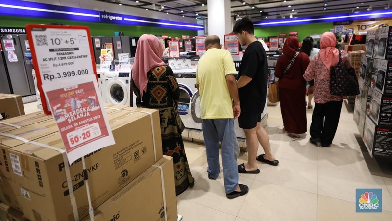 Pengunjung berbelanja elektronik di Transmart Cempaka, Jakarta, Selasa (8/8/2023). Transmart kembali membuat gebrakan. Transmart Full Day Sale dimulai hari ini. Event yang digelar di seluruh Transmart Indonesia dimulai saat toko buka hingga pukul 22.00 waktu setempat. (CNBC Indonesia/Tri Susilo)