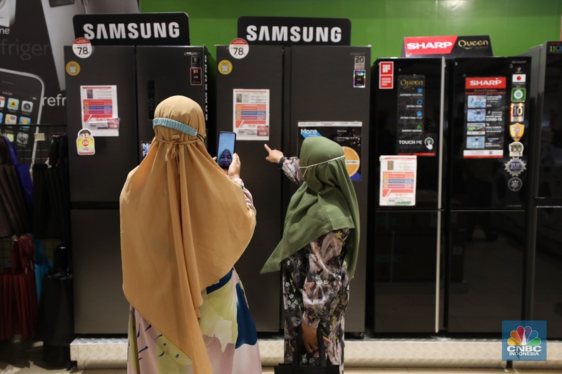 Transmart Full Day Sale (CNBC Indonesia/Tri Susilo) Warga berbelanja elektronik di Transmart Cempaka Putih, Jakarta, Selasa (8/8/2023). Transmart kembali membuat gebrakan. Transmart Full Day Sale dimulai hari ini. Event yang digelar di seluruh Transmart Indonesia dimulai saat toko buka hingga pukul 22.00 waktu setempat. (CNBC Indonesia/Tri Susilo)