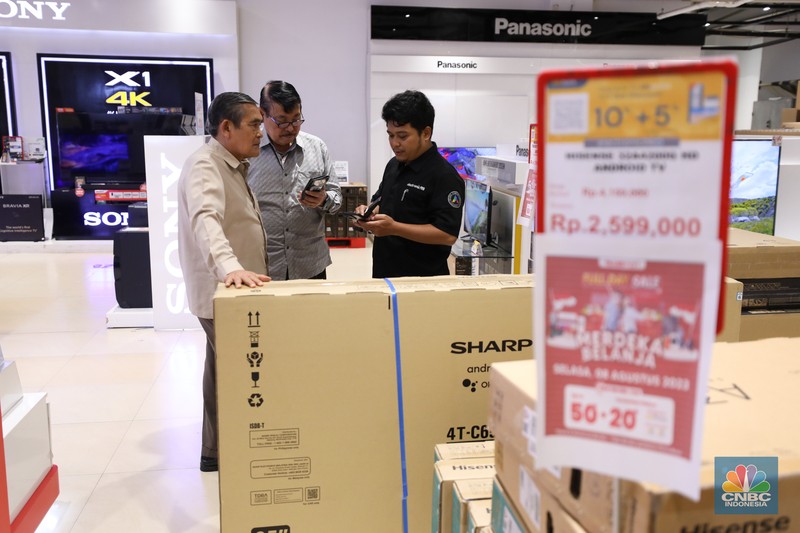 Transmart Full Day Sale (CNBC Indonesia/Tri Susilo) Warga berbelanja elektronik di Transmart Cempaka Putih, Jakarta, Selasa (8/8/2023). Transmart kembali membuat gebrakan. Transmart Full Day Sale dimulai hari ini. Event yang digelar di seluruh Transmart Indonesia dimulai saat toko buka hingga pukul 22.00 waktu setempat. (CNBC Indonesia/Tri Susilo)