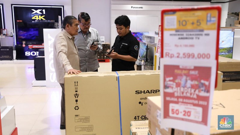 Warga berbelanja elektronik di Transmart Cempaka Putih, Jakarta, Selasa (8/8/2023). Transmart kembali membuat gebrakan. Transmart Full Day Sale dimulai hari ini. Event yang digelar di seluruh Transmart Indonesia dimulai saat toko buka hingga pukul 22.00 waktu setempat. (CNBC Indonesia/Tri Susilo)