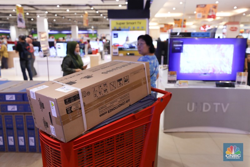 Transmart Full Day Sale (CNBC Indonesia/Tri Susilo) Warga berbelanja elektronik di Transmart Cempaka Putih, Jakarta, Selasa (8/8/2023). Transmart kembali membuat gebrakan. Transmart Full Day Sale dimulai hari ini. Event yang digelar di seluruh Transmart Indonesia dimulai saat toko buka hingga pukul 22.00 waktu setempat. (CNBC Indonesia/Tri Susilo)