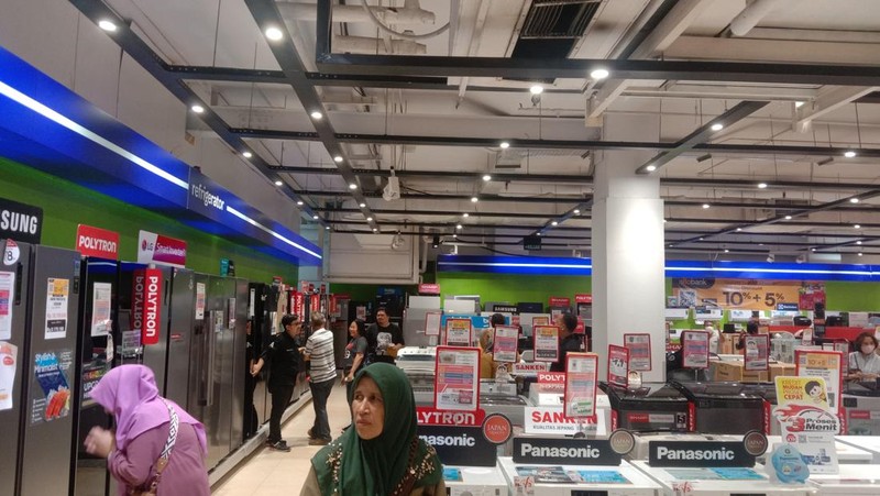 Pengunjung berbelanja elektronik di Transmart Cempaka, Jakarta, Selasa (8/8/2023). Transmart kembali membuat gebrakan. Transmart Full Day Sale dimulai hari ini. Event yang digelar di seluruh Transmart Indonesia dimulai saat toko buka hingga pukul 22.00 waktu setempat. (CNBC Indonesia/Tri Susilo)