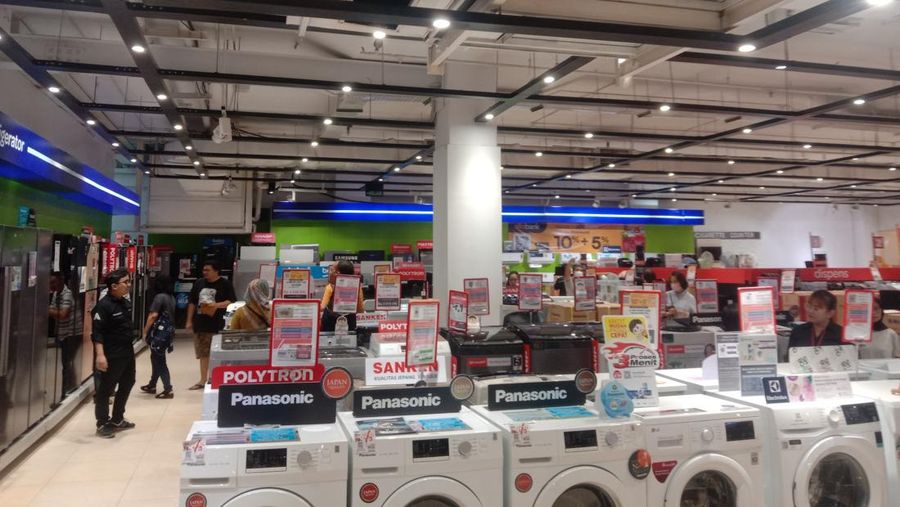 Transmart Full Day Sale kembali memanjakan para pelanggan dengan menawarkan diskon besar di seluruh gerai Transmart di Indonesia yang berlangsung pada hari ini, Selasa (8/8/2023) mulai dari jam 10.00 WIB hingga tutup toko. (CNBC Indonesia/Eqqi Syahputra)