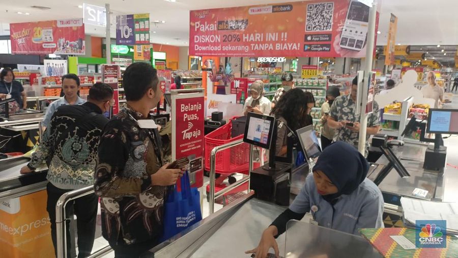 Transmart Full Day Sale resmi berlangsung hanya pada hari ini, Selasa (8/8/23), mulai dari jam 10.00  WIB hingga tutup toko. Meski baru buka, di Transmart Kota Kasablanka sudah mulai banyak pengunjung berdatangan. (CNBC Indonesia/Ferry Sandi)