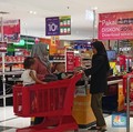 Transmart Full Day Sale resmi berlangsung Selasa (8/8/23) mulai pukul 10.00 WIB hingga tutup. Meski masih pagi, namun mulai banyak masyarakat yang berbelanja di Transmart Kota Kasablanka. (CNBC Indonesia/Ferry Sandi)